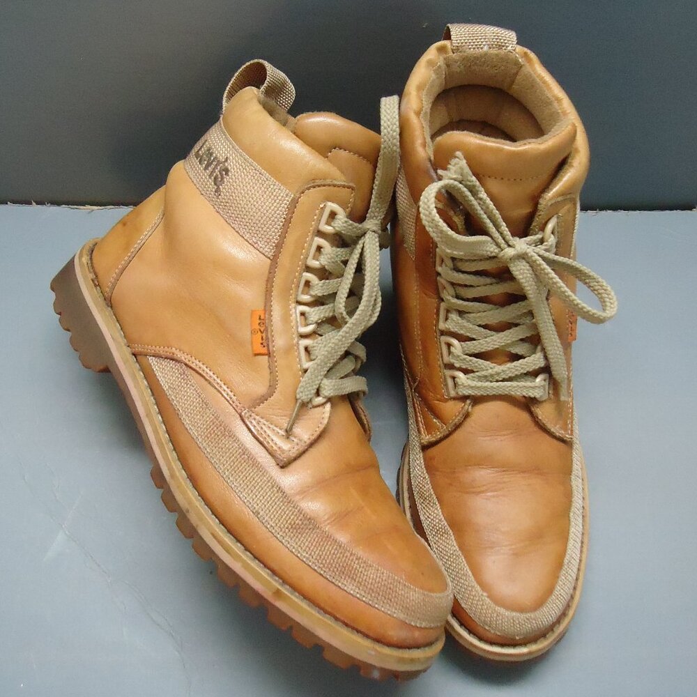 SIZE 9.5. Levi's leather lace up boots.